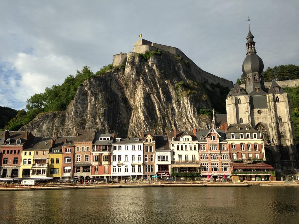 Les Voisins De Mr Sax Hotel Dinant Exterior foto